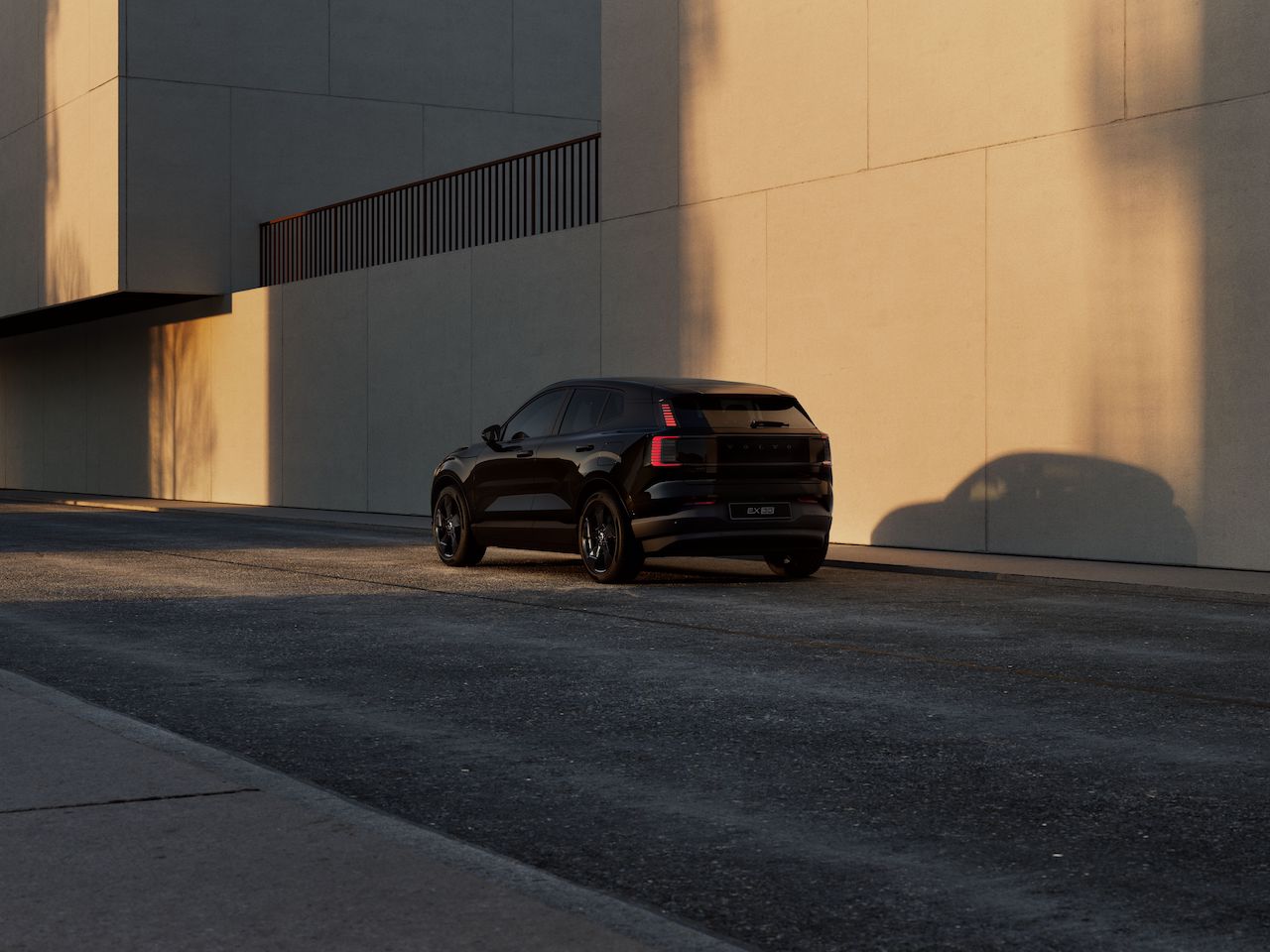 JPG Full-BL418_Exterior_Rear3Q_ROW